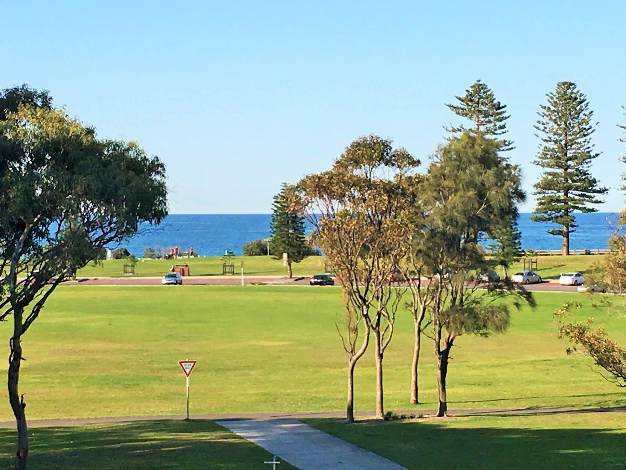 Beach Park Motel Wollongong Bagian luar foto